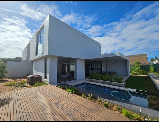 4 BEDROOM FREEHOLD FOR SALE IN HAWAAN FOREST ESTATE